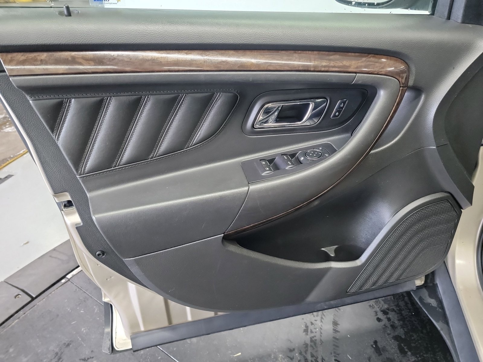 Used 2017 Ford Taurus Limited FWD image 13