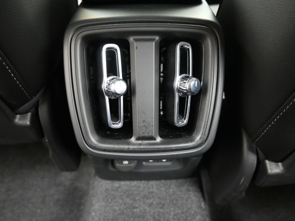 Certified 2025 Volvo XC40 B5 Core image 17