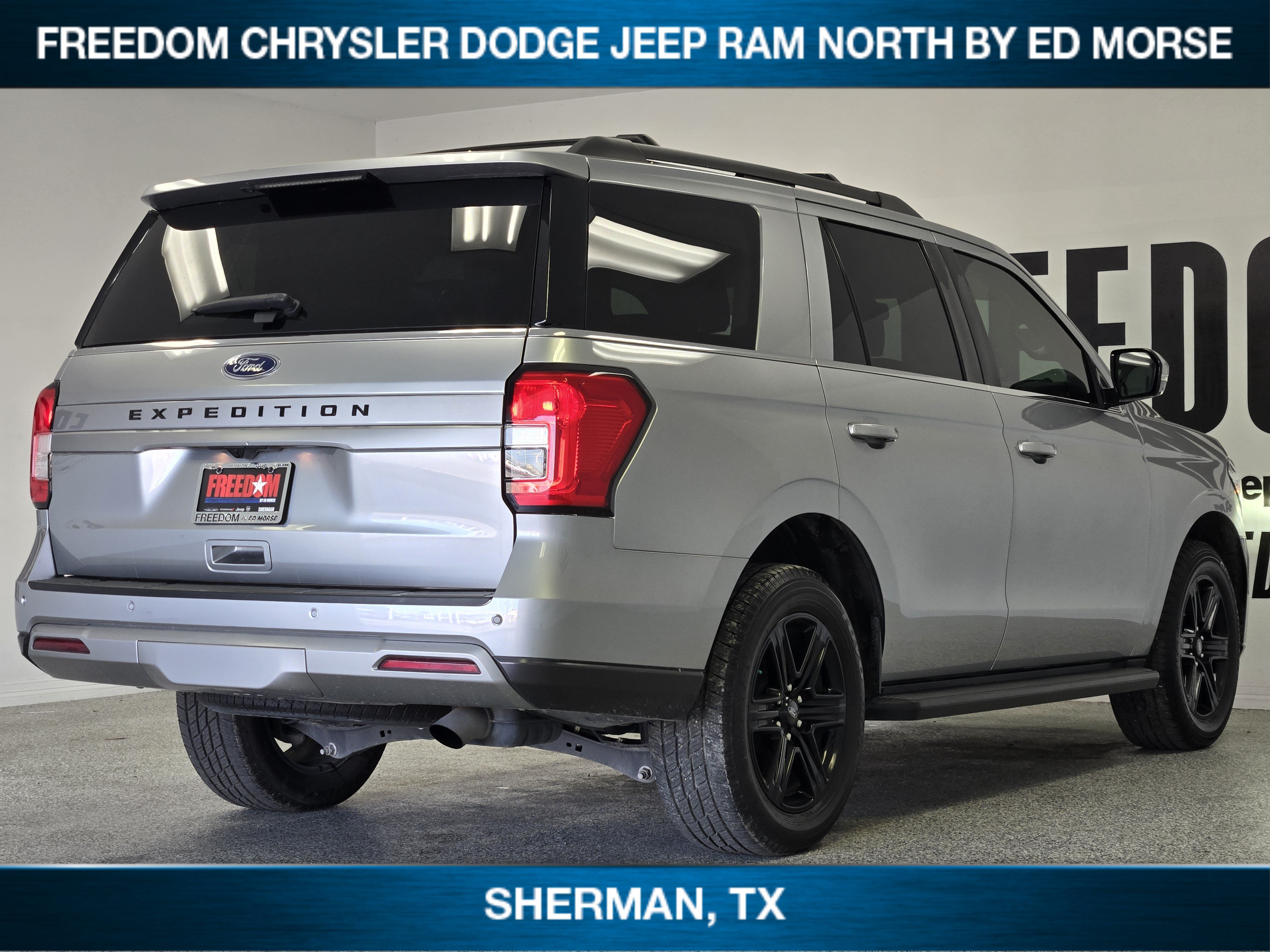 Used 2024 Ford Expedition XLT RWD image 3