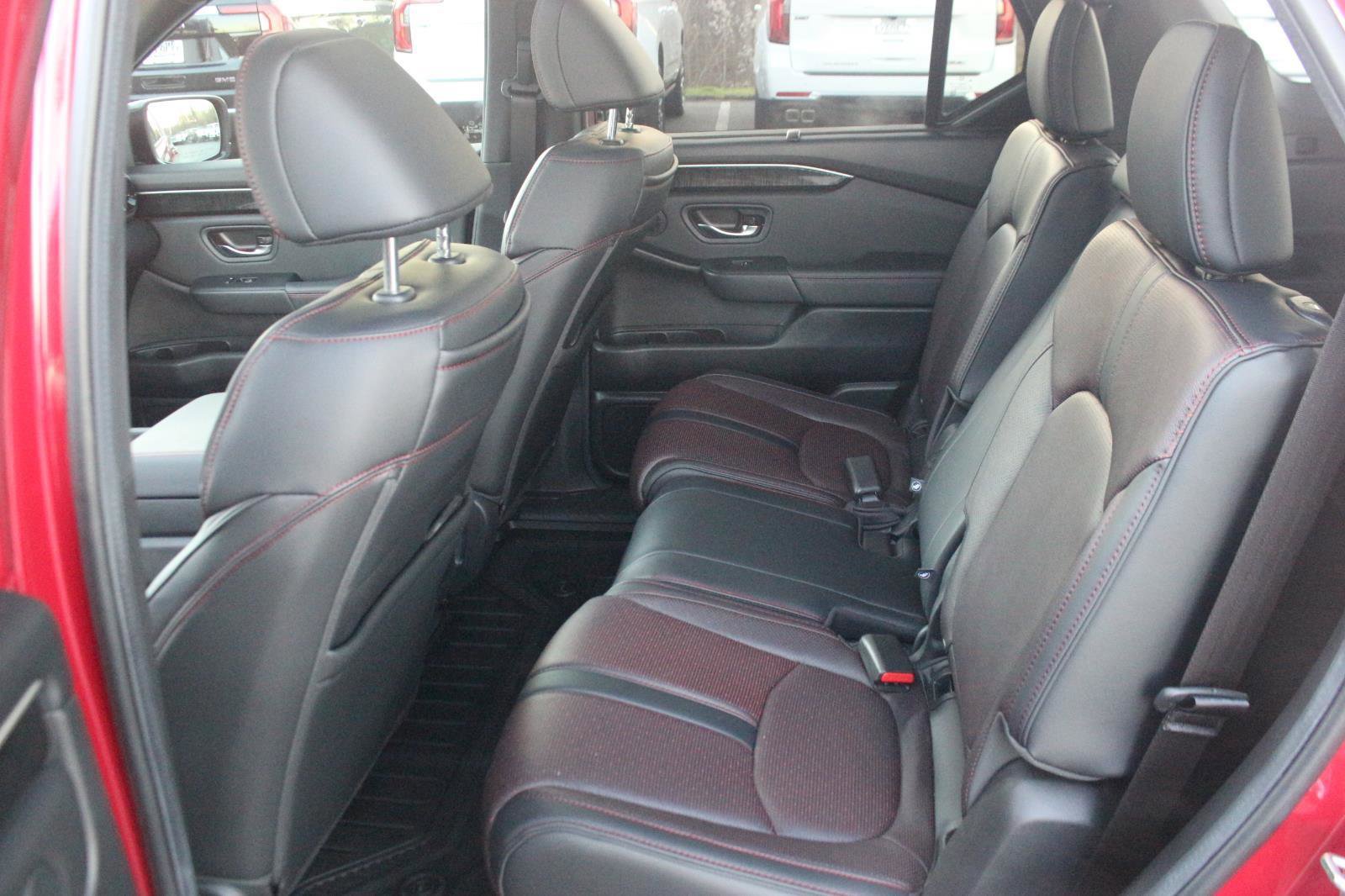 Used 2025 Honda Pilot Black Edition image 38