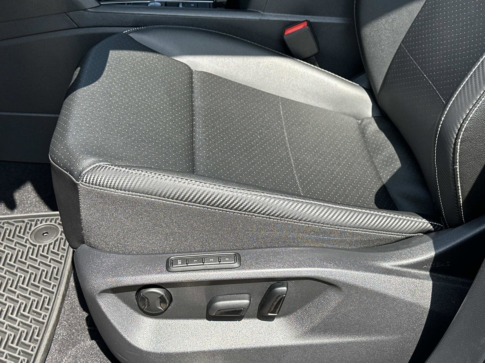 Used 2023 Volkswagen Atlas Cross Sport SEL R-Line AWD/4WD image 18