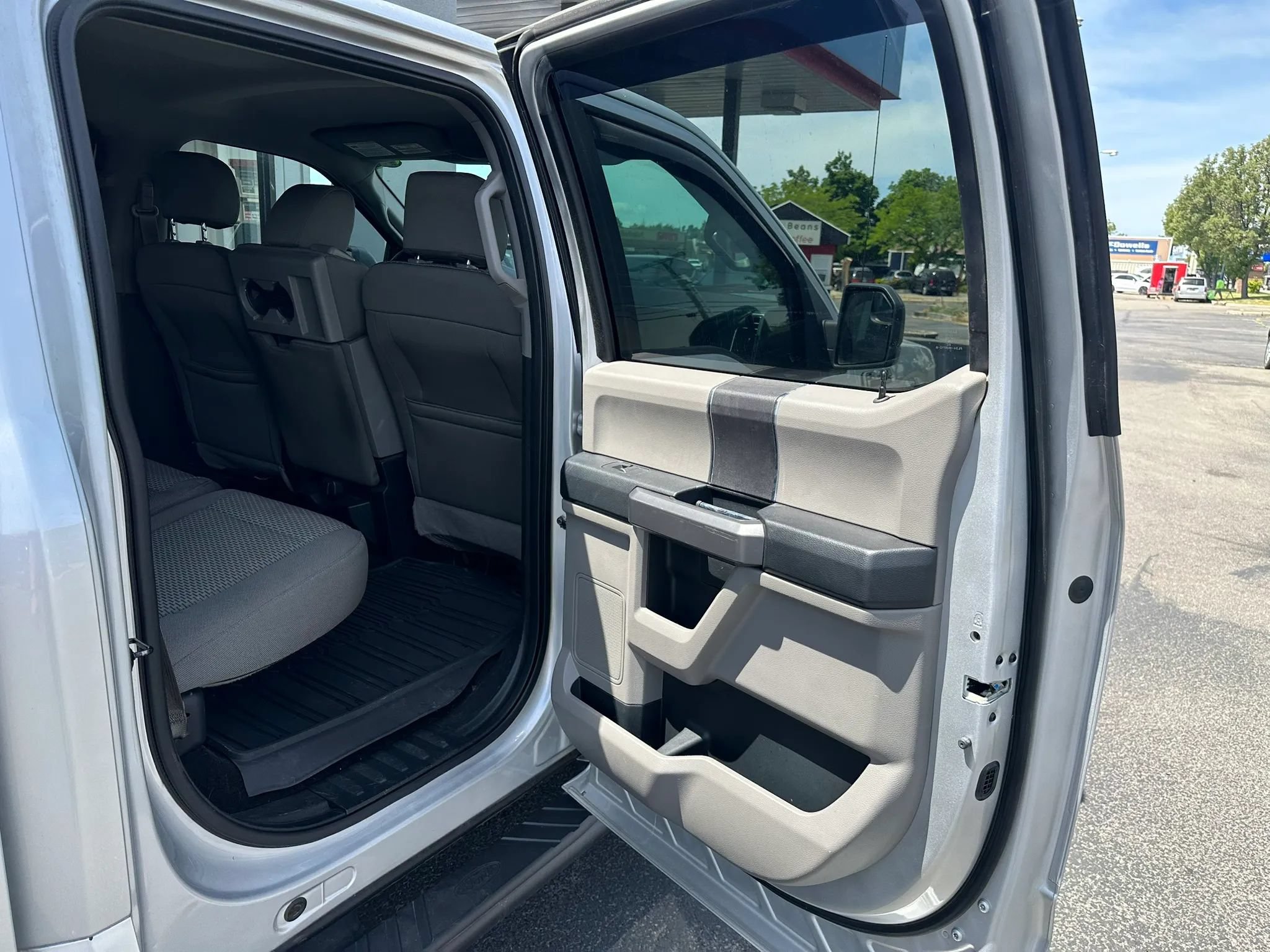 Used 2015 Ford F150 XLT AWD/4WD image 22