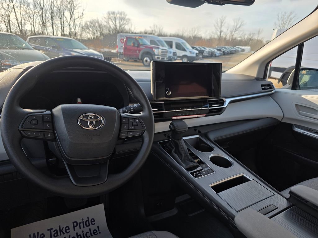 Used 2026 Toyota Sienna LE image 44