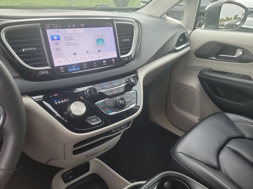 Certified 2023 Chrysler Pacifica Touring-L FWD image 23