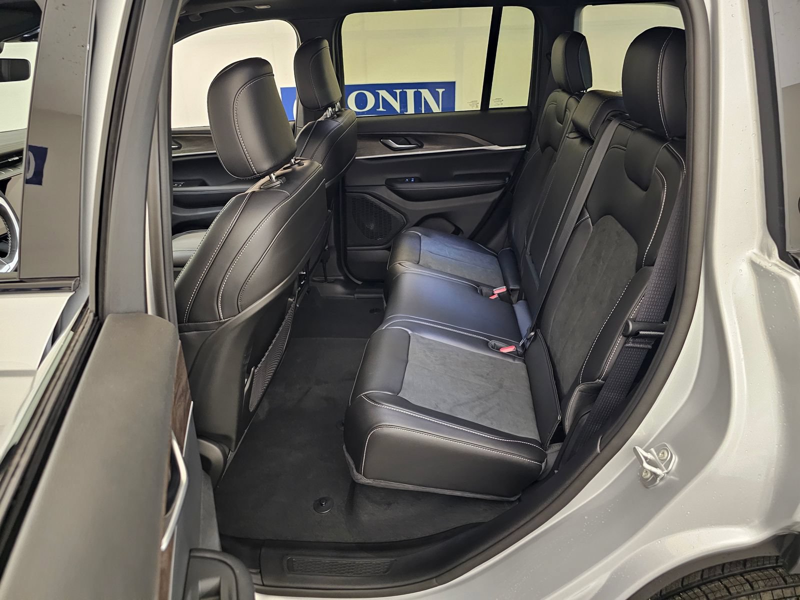 New 2026 Jeep Grand Cherokee Altitude AWD/4WD image 32