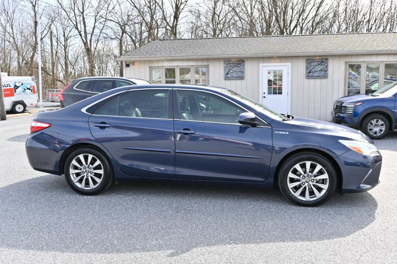 Used 2017 Toyota Camry XLE w/ Moonroof Package image 11