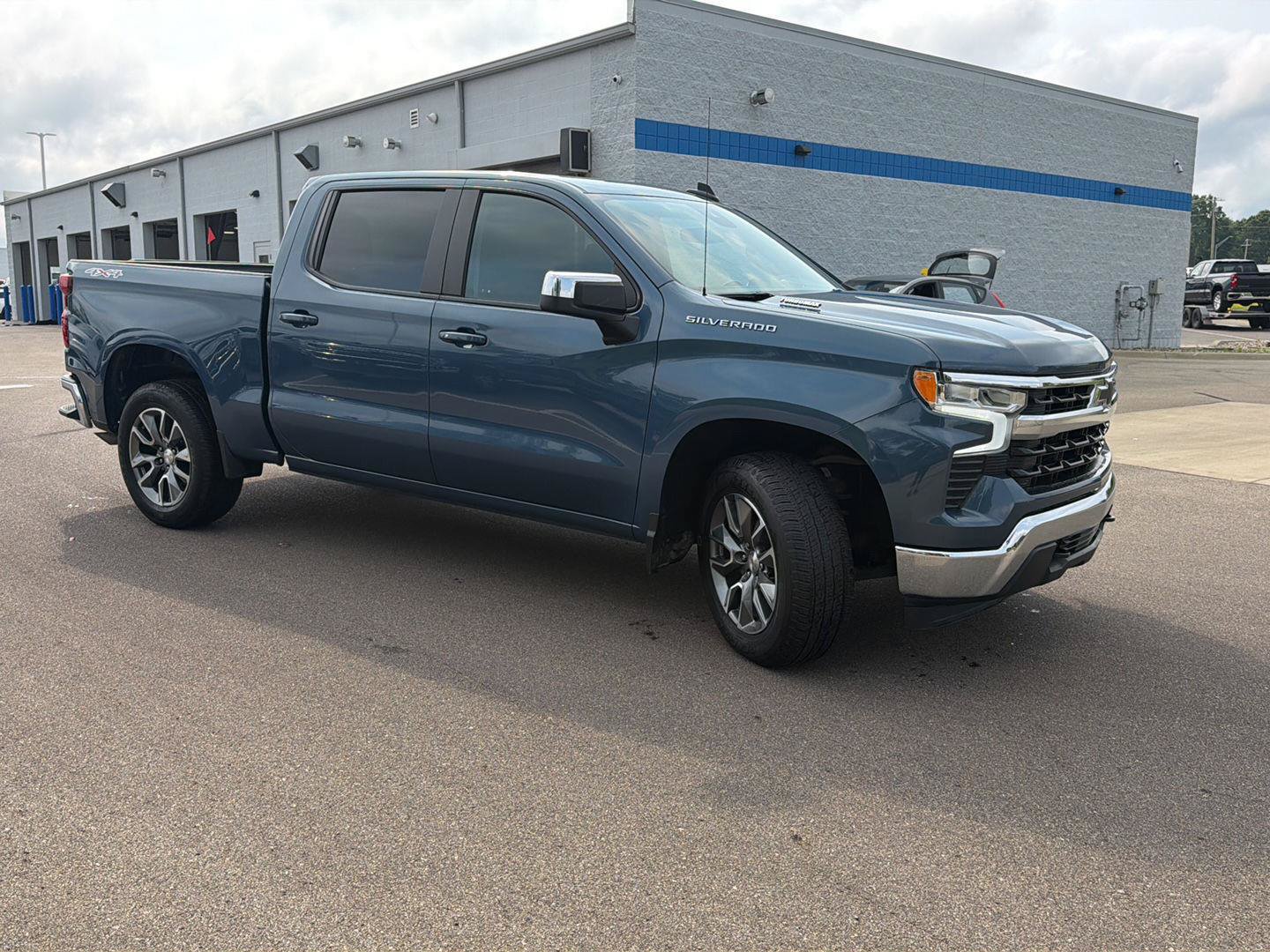 Used 2024 Chevrolet Silverado 1500 LT AWD/4WD image 8