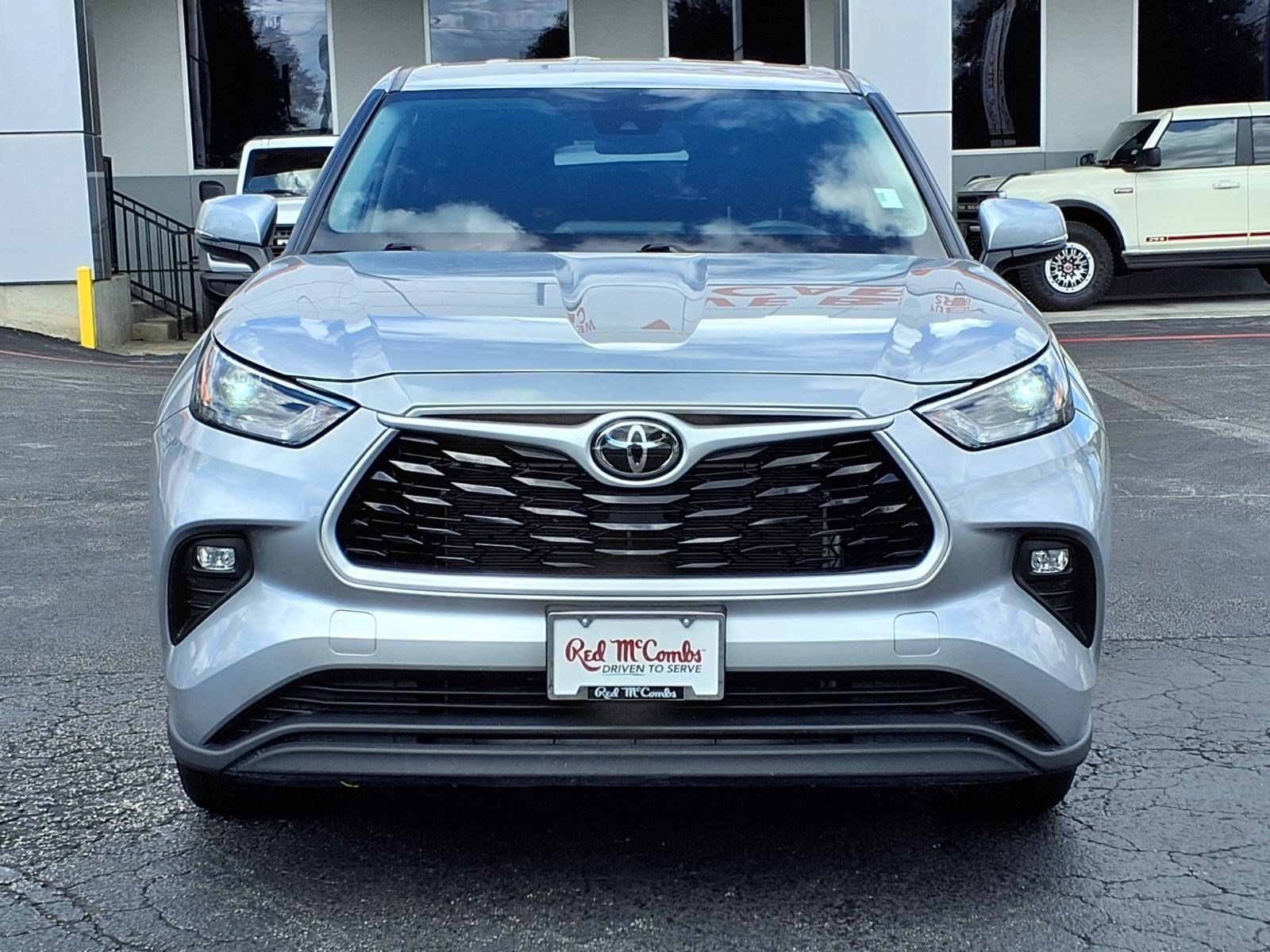 Used 2025 Toyota Highlander LE FWD image 2