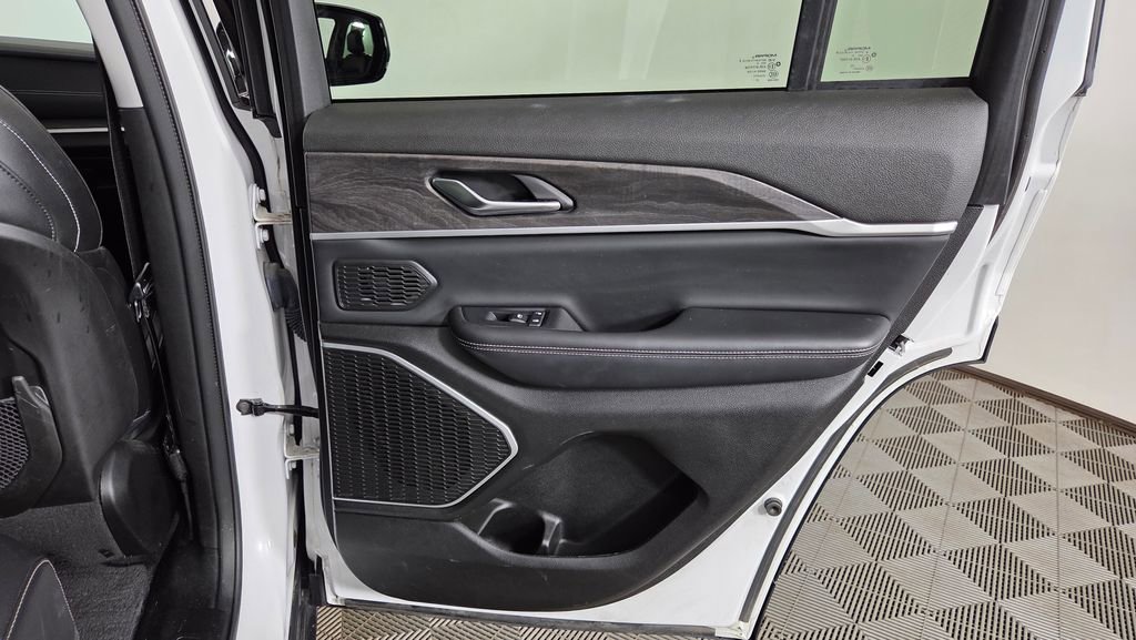 Used 2023 Jeep Grand Cherokee Limited image 34