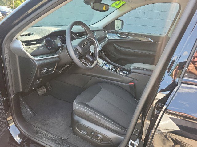 Used 2023 Jeep Grand Cherokee Laredo image 9