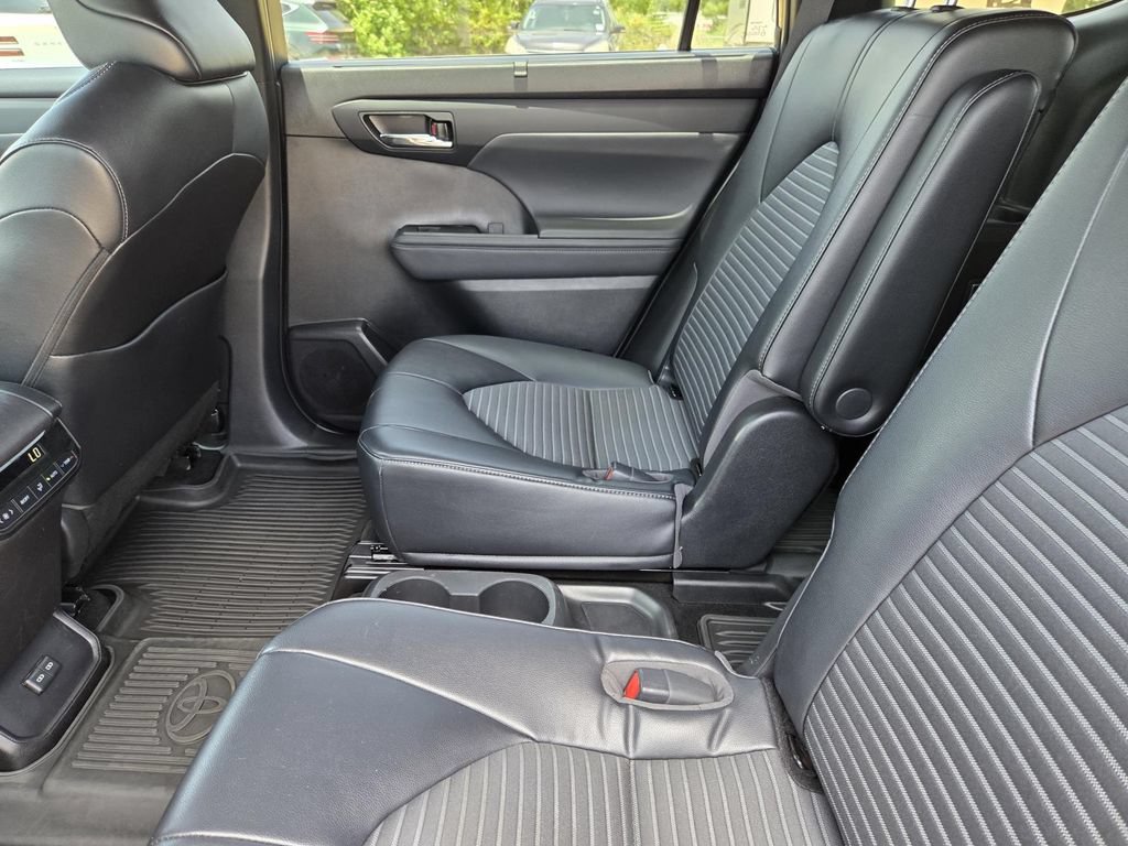 Used 2022 Toyota Highlander XSE FWD image 26