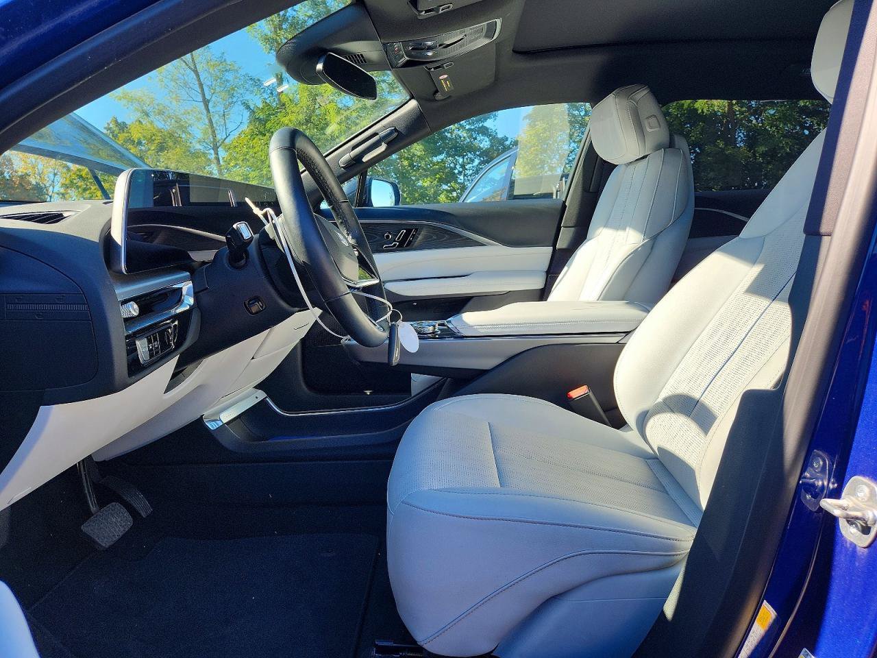 Used 2024 Cadillac Lyriq Luxury AWD/4WD image 5