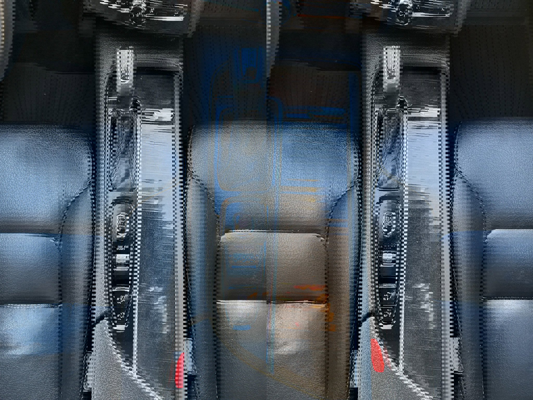 Used 2018 Volvo XC90 T6 Momentum w/ Convenience Package image 30