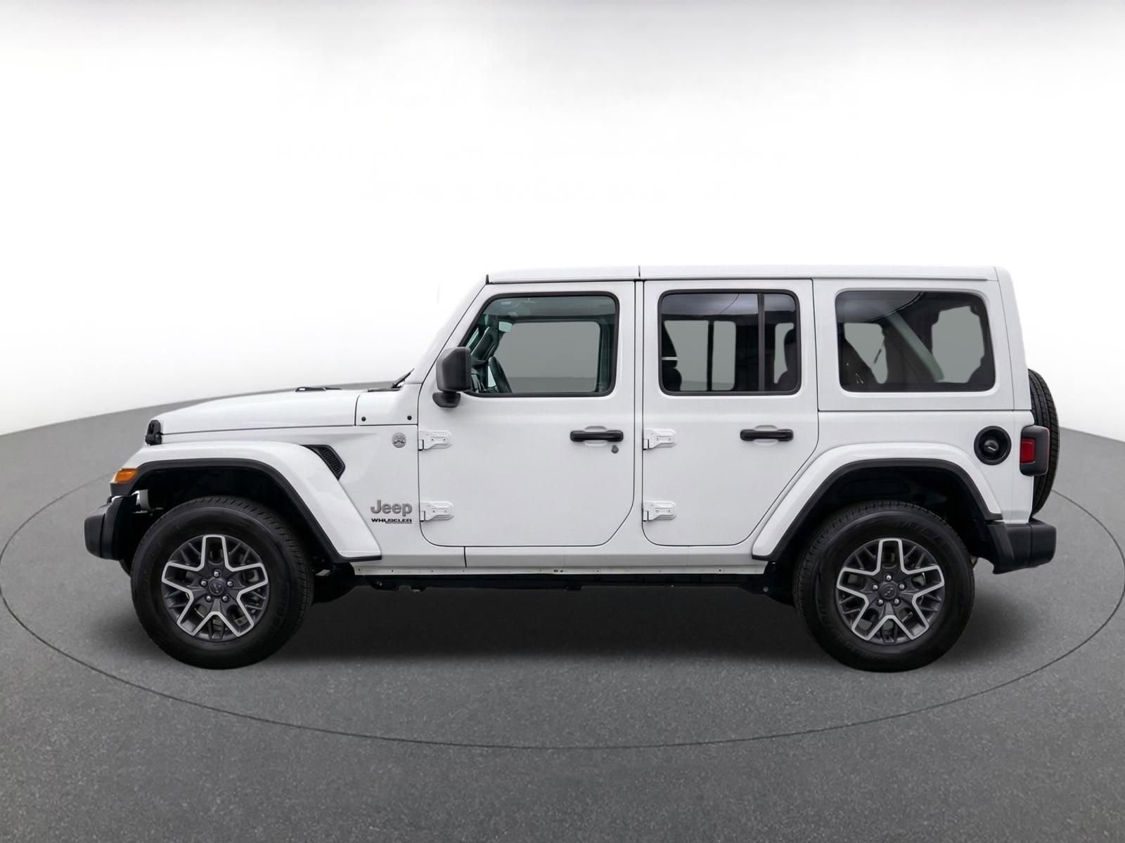 Used 2025 Jeep Wrangler Unlimited Sahara AWD/4WD image 4