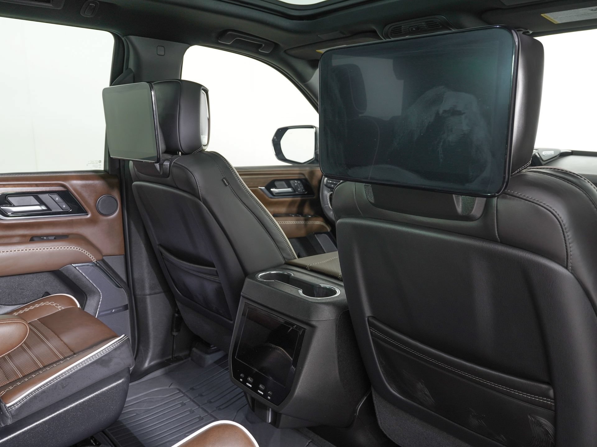 Used 2025 GMC Yukon Denali Ultimate w/ LPO, Floor Liner Package AWD/4WD image 10