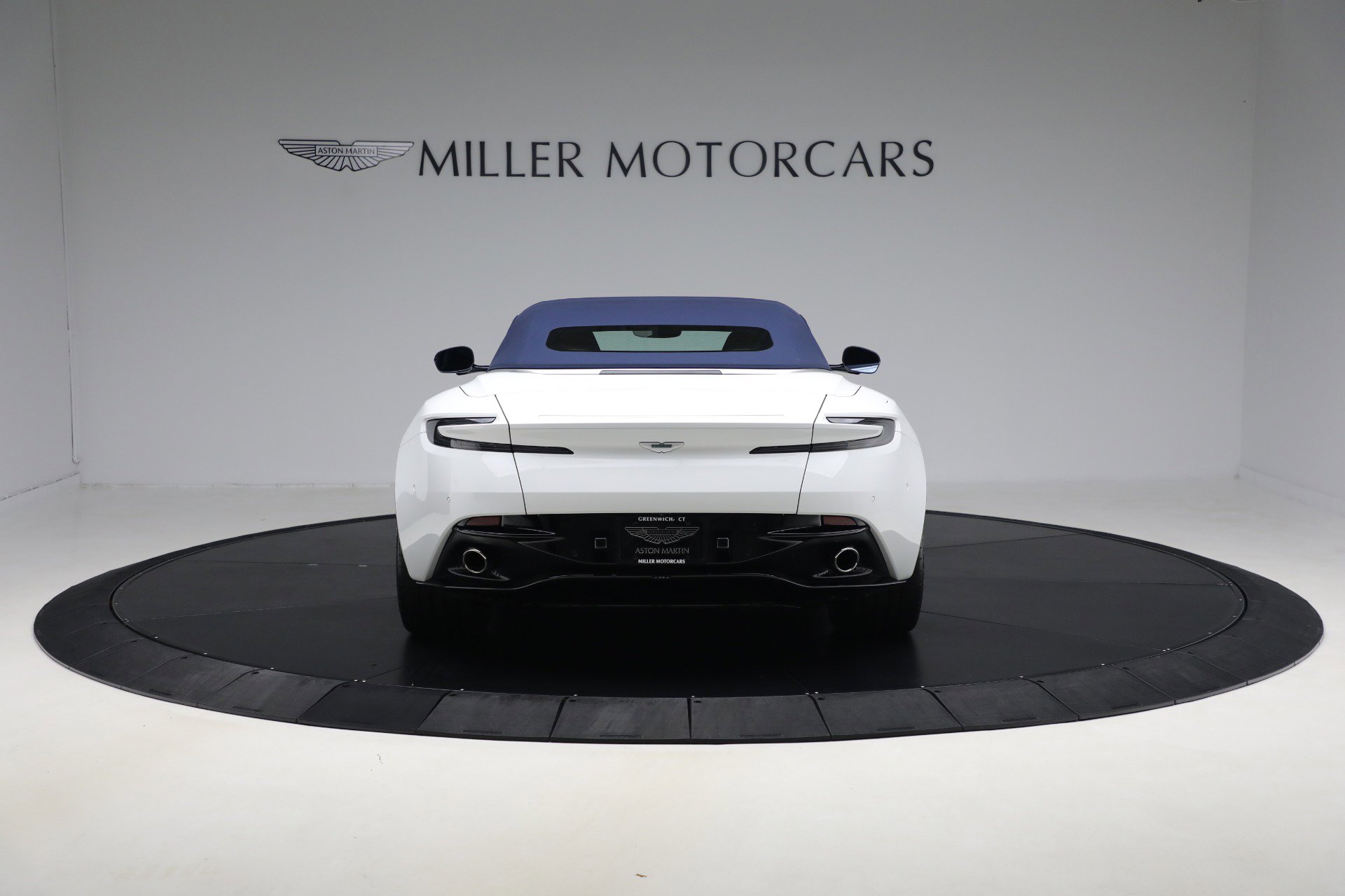 Used 2024 Aston Martin DB12 Convertible image 17