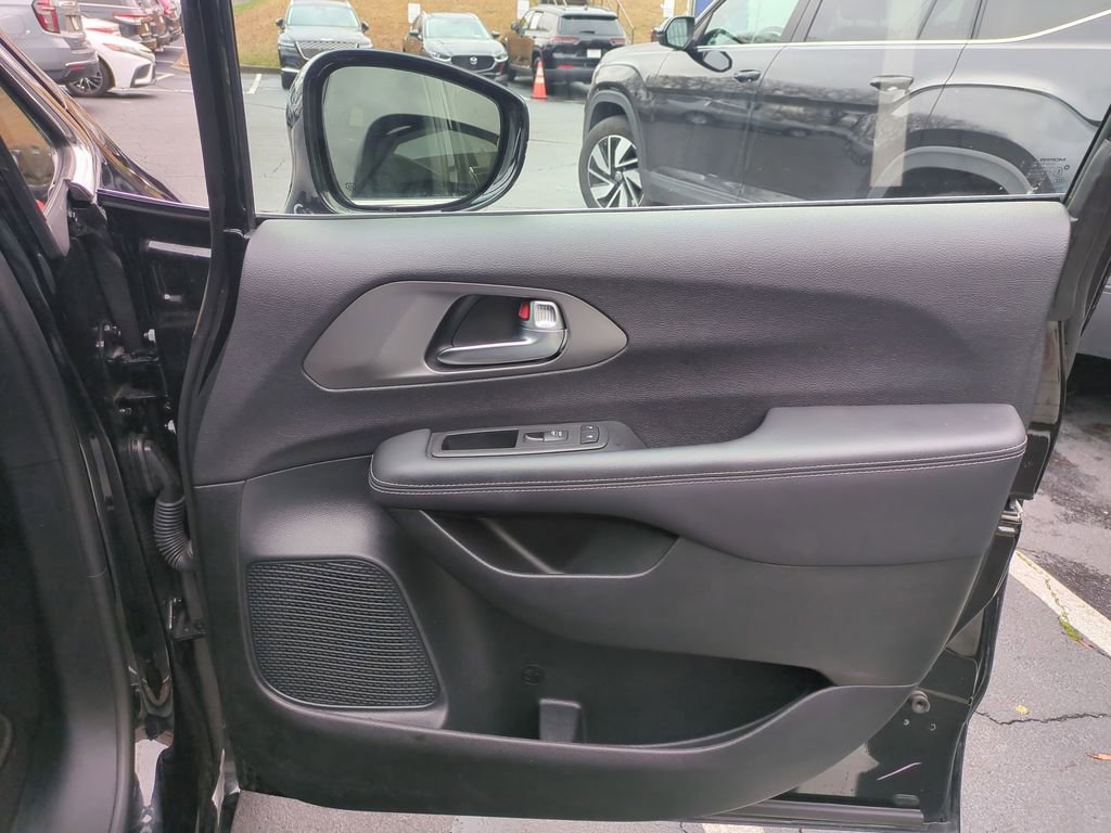 Used 2025 Chrysler Pacifica Select image 33