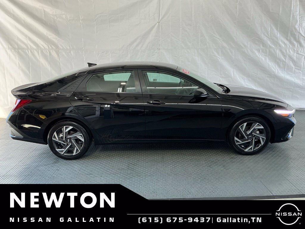 Used 2025 Hyundai Elantra Sport FWD image 4