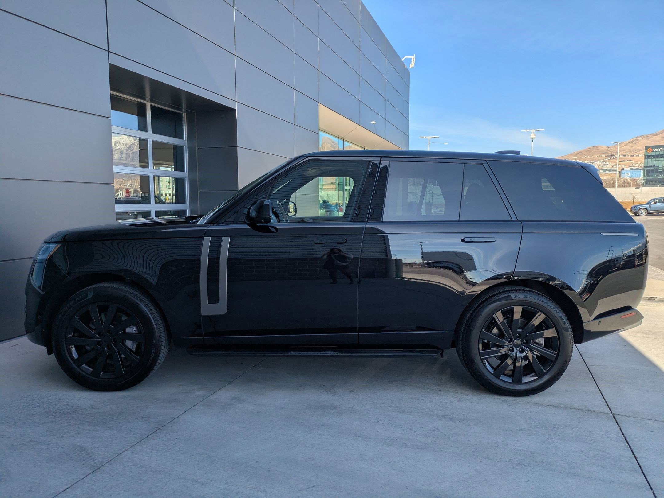 Certified 2025 Land Rover Range Rover SE image 11