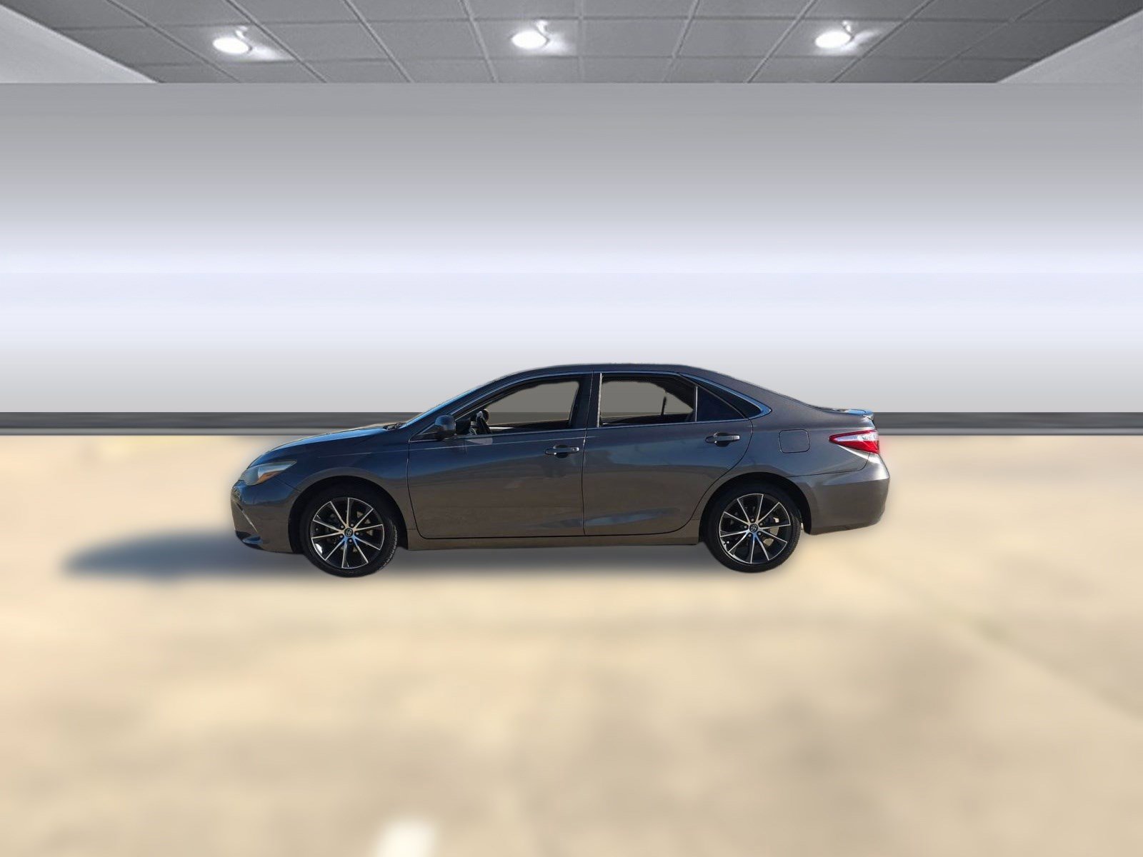 Used 2016 Toyota Camry XSE image 2