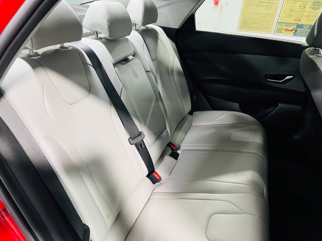 Used 2023 Hyundai Elantra Limited w/ Preferred Accessory Package FWD image 34