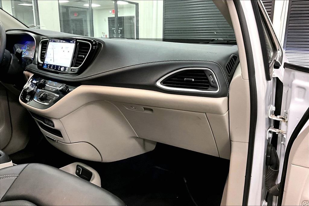 Used 2024 Chrysler Pacifica Select image 27
