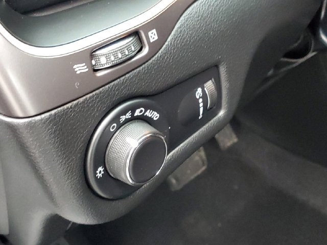 Used 2020 Jeep Cherokee Latitude w/ Cold Weather Group AWD/4WD image 12