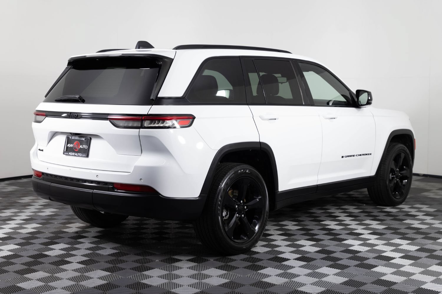 Used 2023 Jeep Grand Cherokee Altitude AWD/4WD image 8