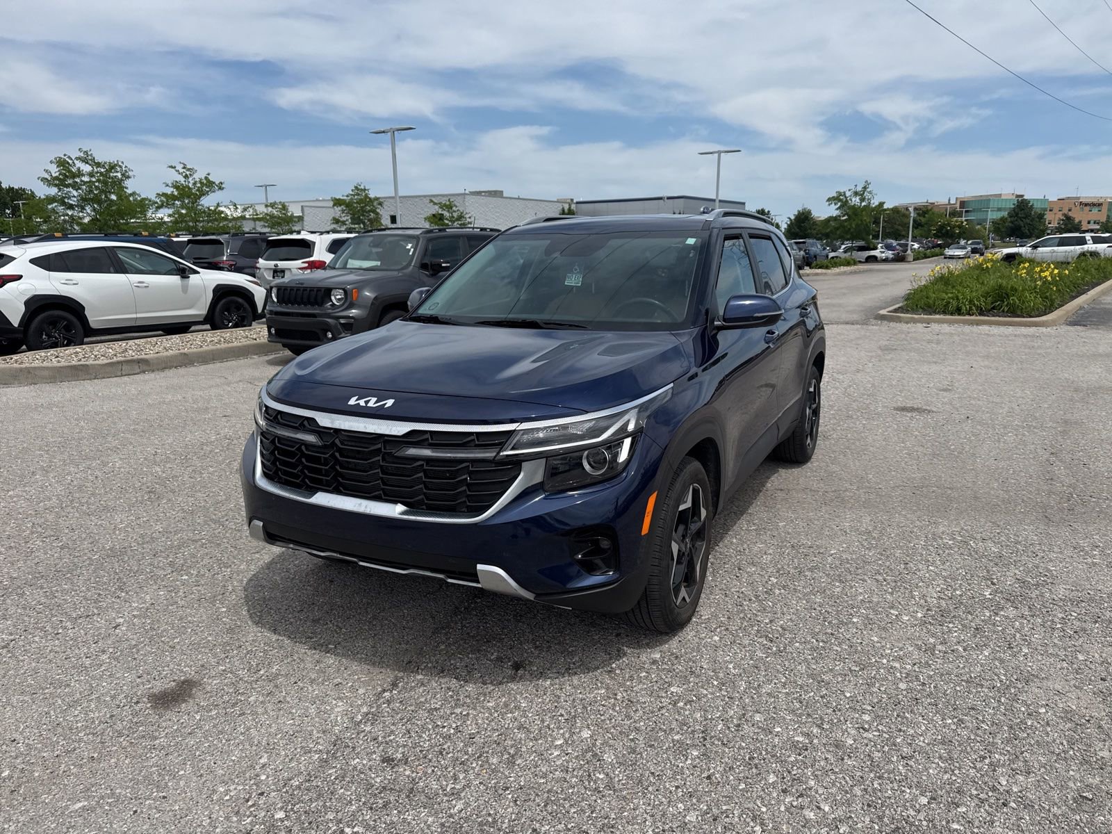 Used 2024 Kia Seltos EX AWD/4WD image 3