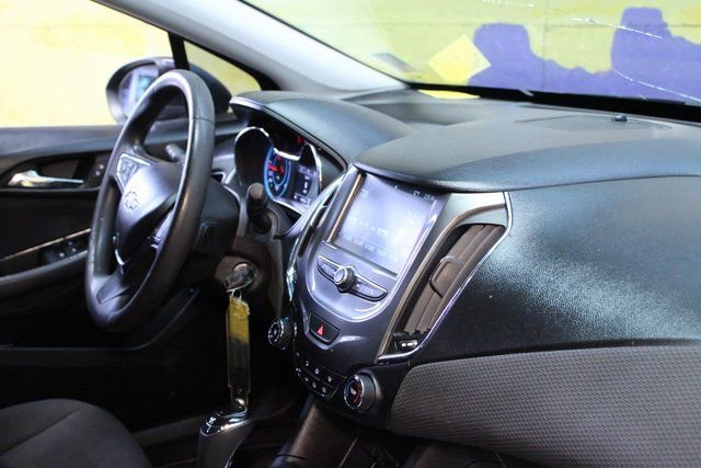 Used 2016 Chevrolet Cruze LT image 10