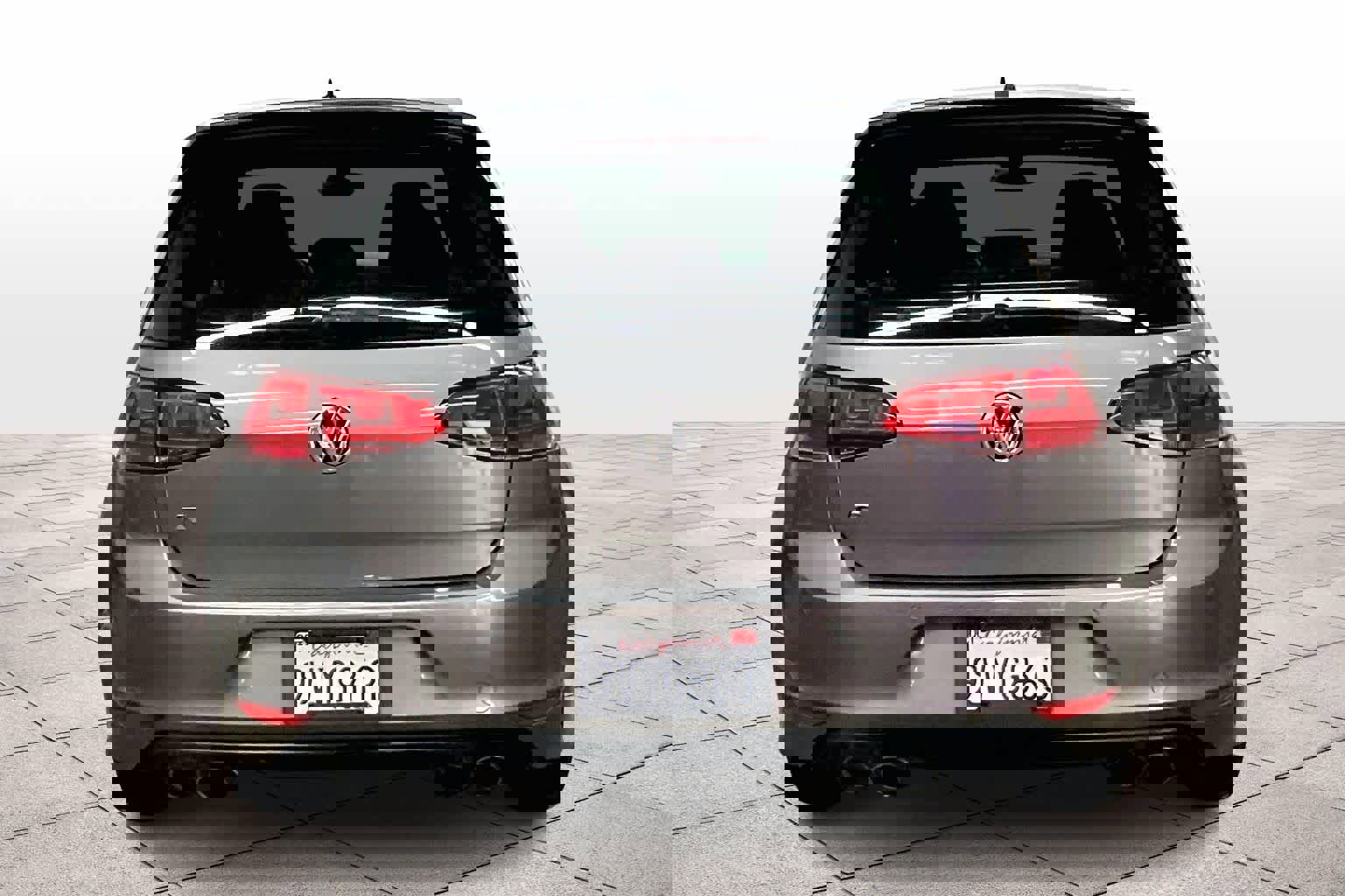 Used 2017 Volkswagen Golf R 4-Door image 7