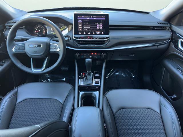 Used 2025 Jeep Compass Latitude w/ Convenience Group AWD/4WD image 31