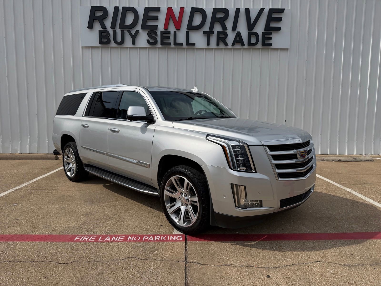 Used 2018 Cadillac Escalade ESV Luxury AWD/4WD image 9