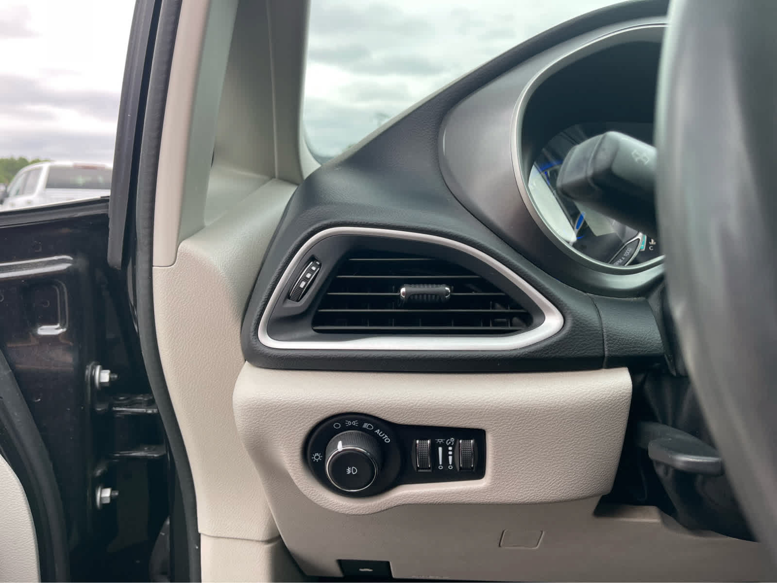 Used 2022 Chrysler Pacifica Touring-L FWD image 14