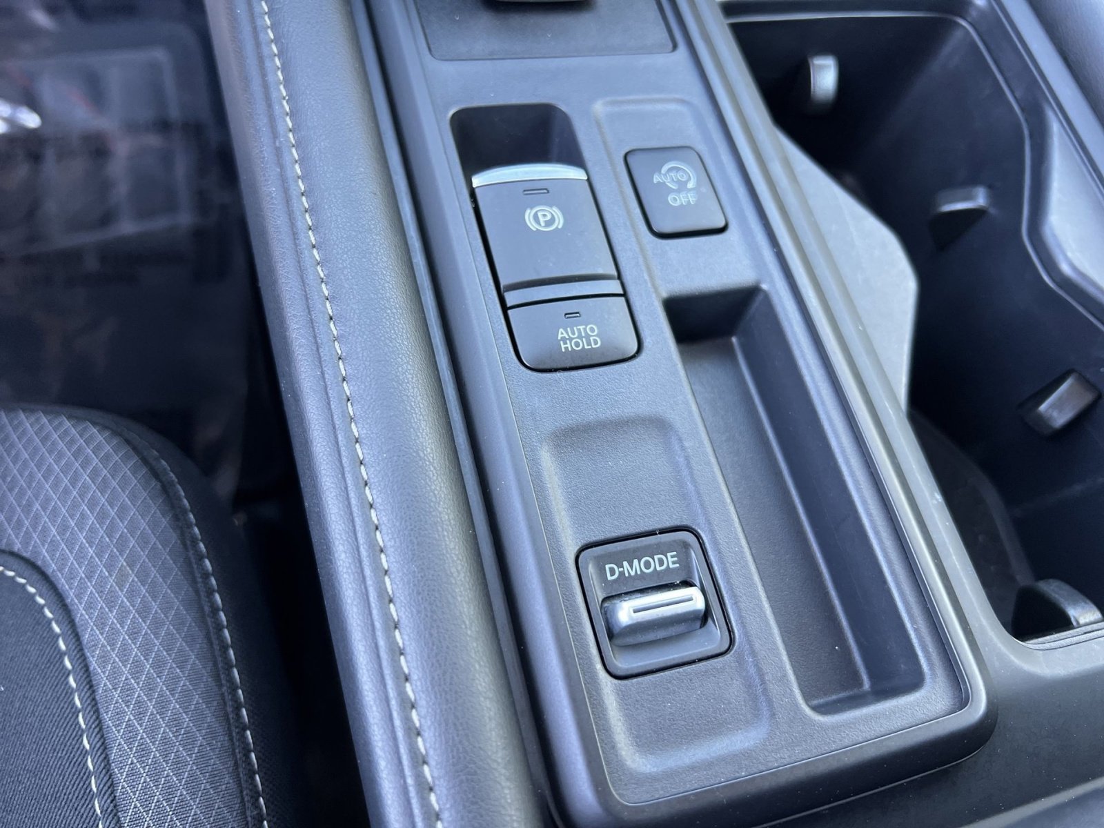 Used 2024 Nissan Pathfinder S image 25