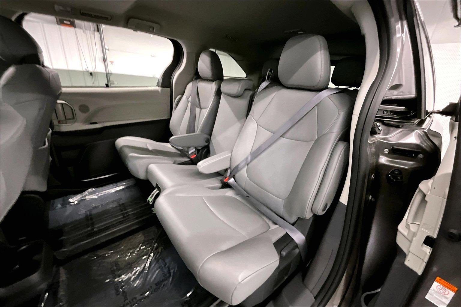 Used 2023 Toyota Sienna XLE FWD image 25