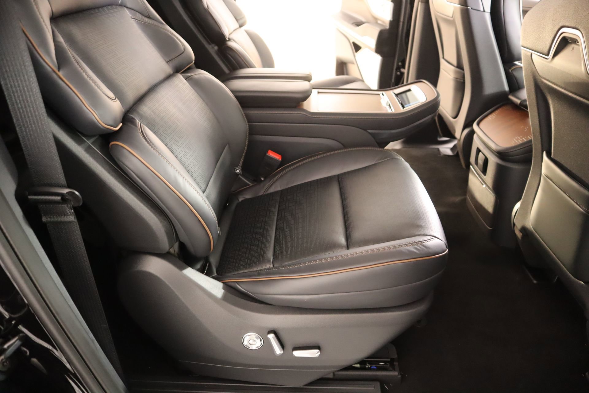 New 2026 Lincoln Navigator L Black Label AWD/4WD image 15