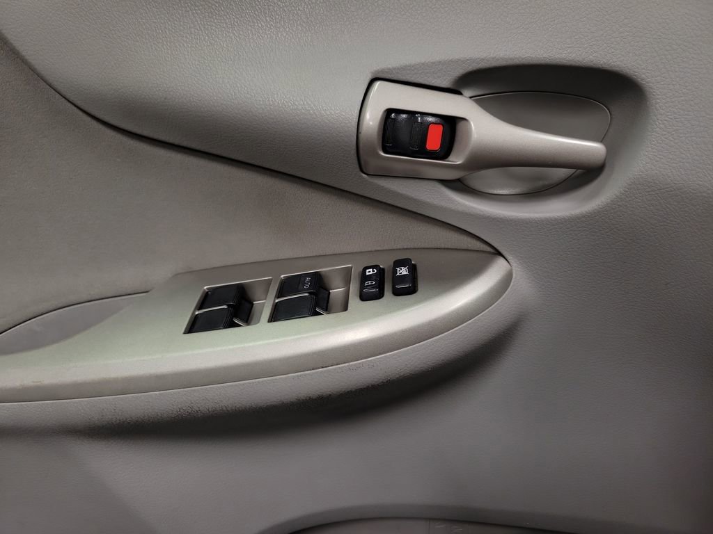 Used 2013 Toyota Corolla LE FWD image 18