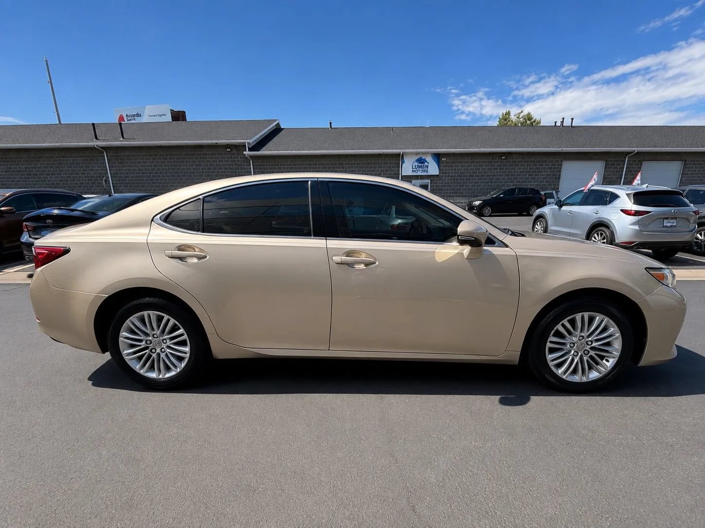 Used 2014 Lexus ES 350 w/ Luxury Package FWD image 4