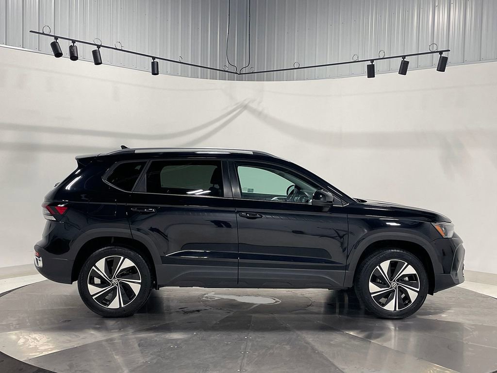 Used 2025 Volkswagen Taos SE AWD/4WD image 10