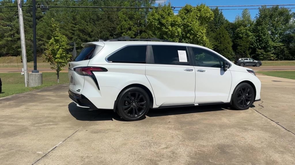 Used 2023 Toyota Sienna XSE FWD image 6