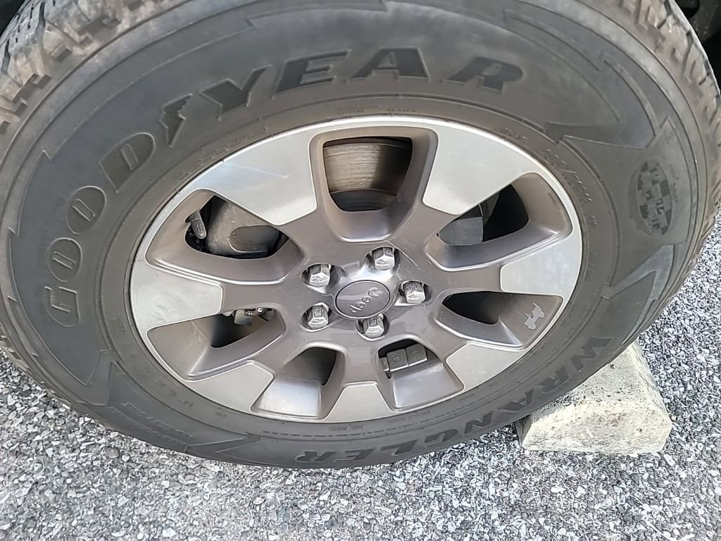 Used 2018 Jeep Wrangler Unlimited Sahara AWD/4WD image 24