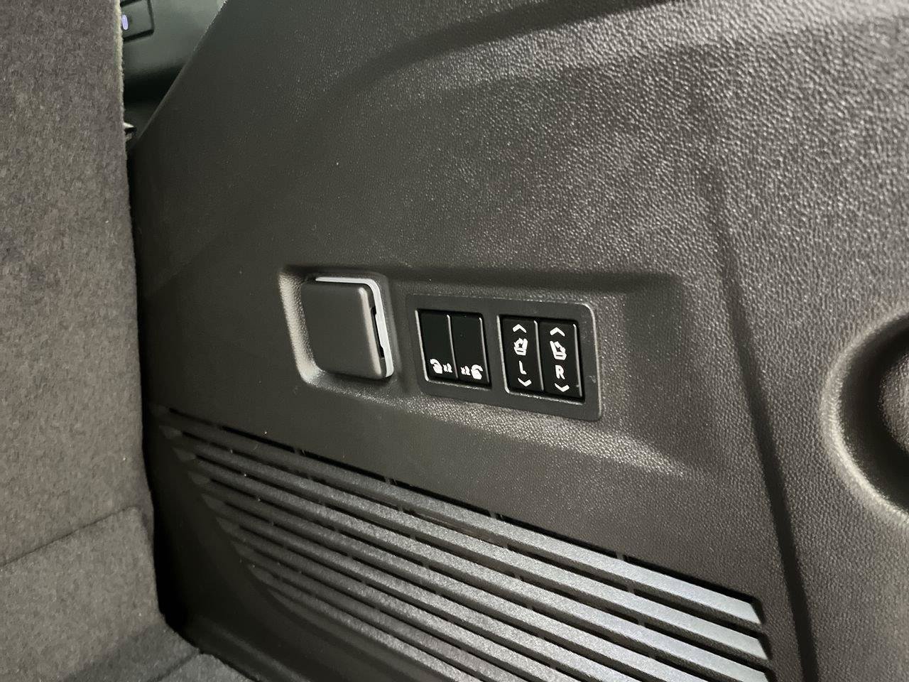 Certified 2022 GMC Yukon AT4 w/ Technology Package AWD/4WD image 36