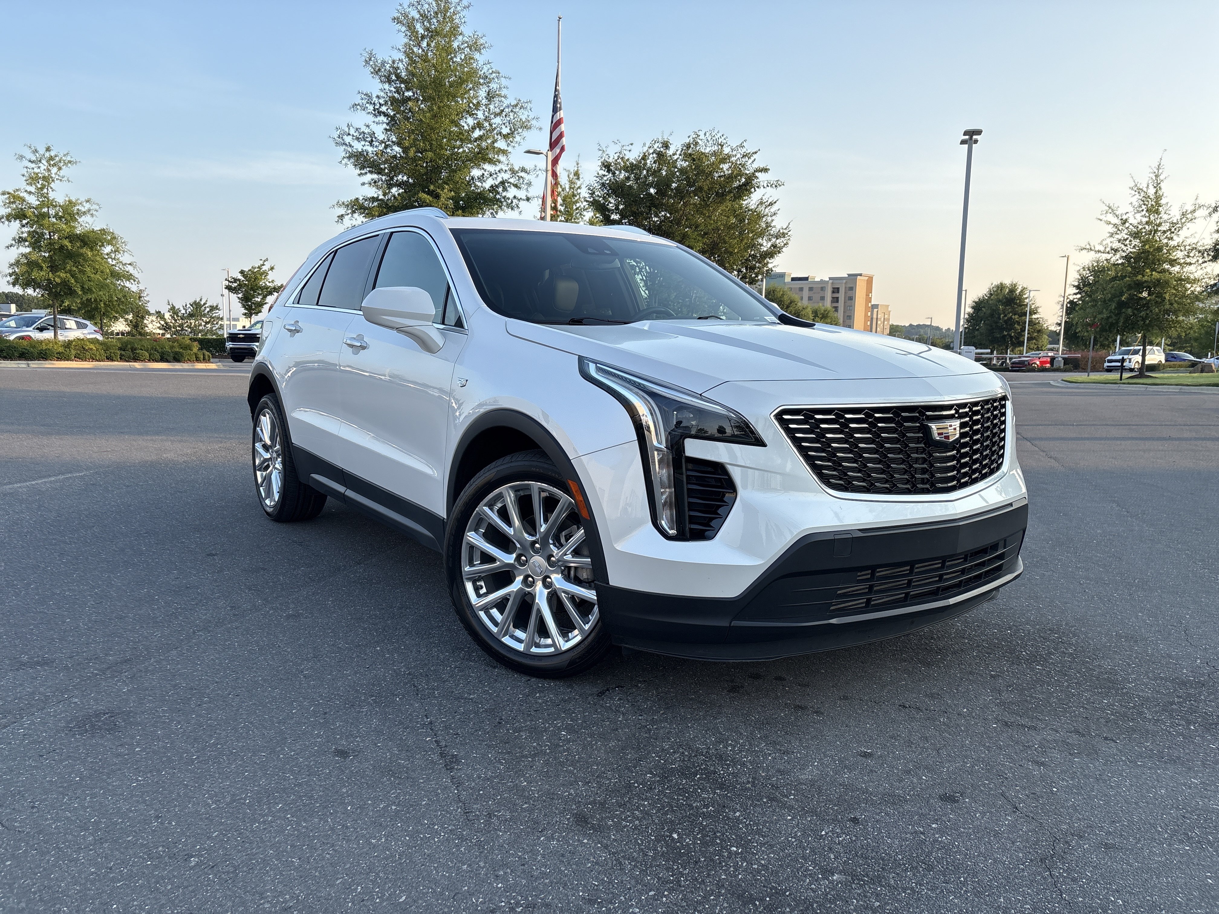 Used 2022 Cadillac XT4 Luxury w/ Cold Weather Package AWD/4WD image 2