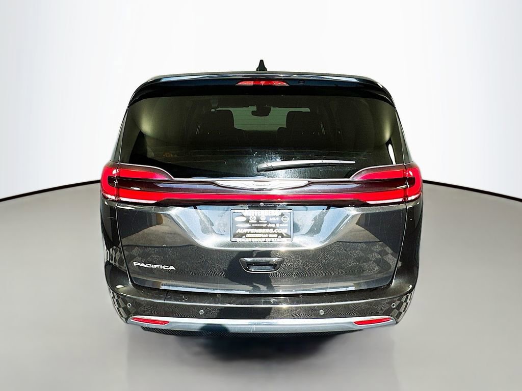 Used 2023 Chrysler Pacifica Touring-L image 6