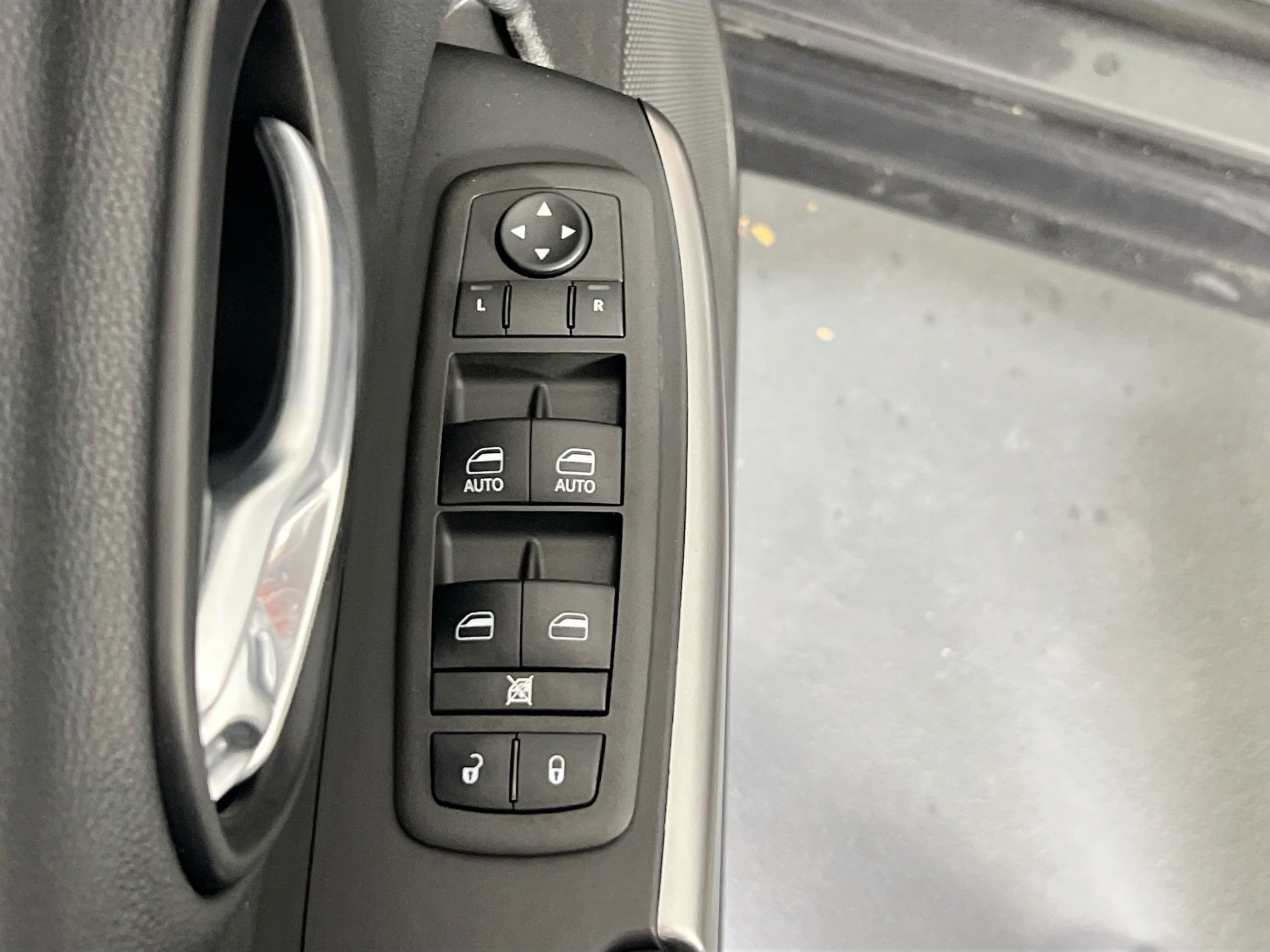 Used 2022 Jeep Cherokee Latitude Lux w/ Sun & Sound Group AWD/4WD image 17