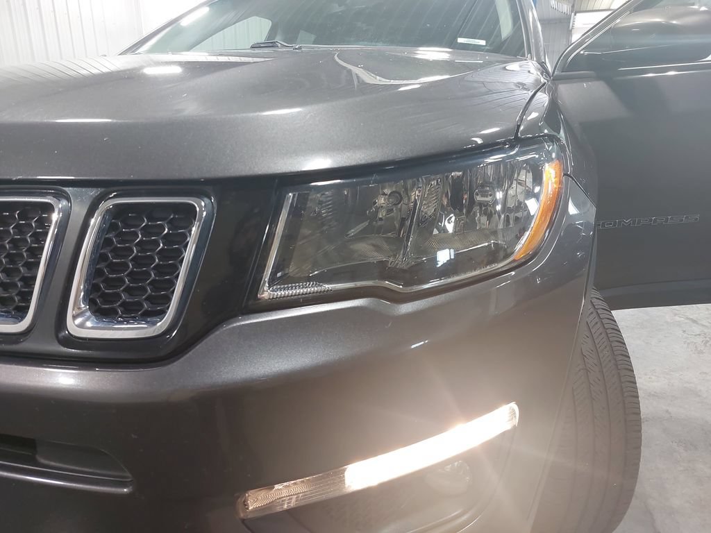Used 2019 Jeep Compass Latitude w/ Cold Weather Group AWD/4WD image 31