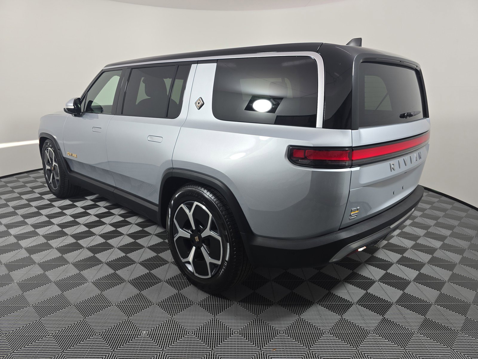 Used 2024 Rivian R1S Adventure AWD/4WD image 3
