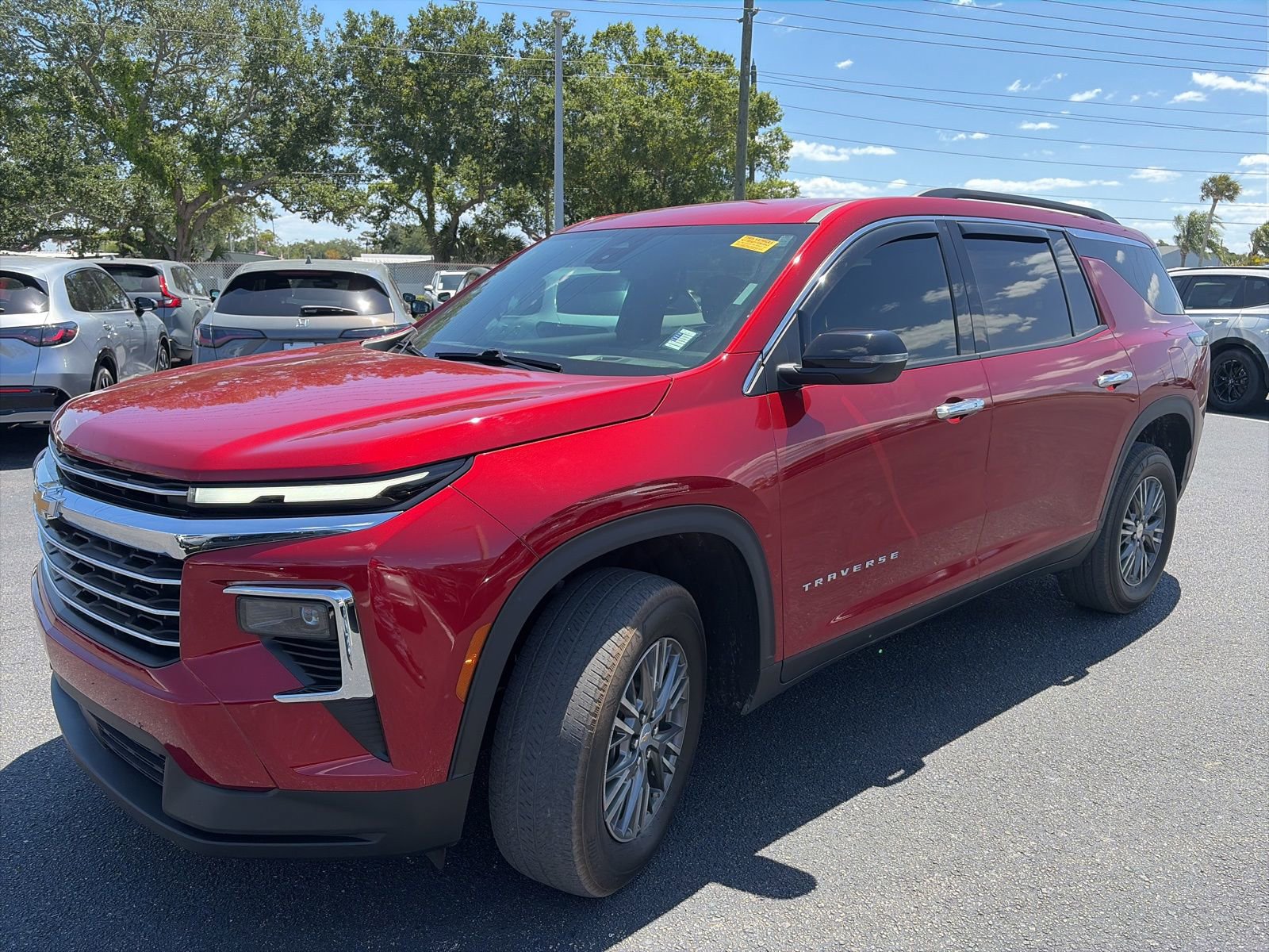 Used 2025 Chevrolet Traverse LT FWD image 3