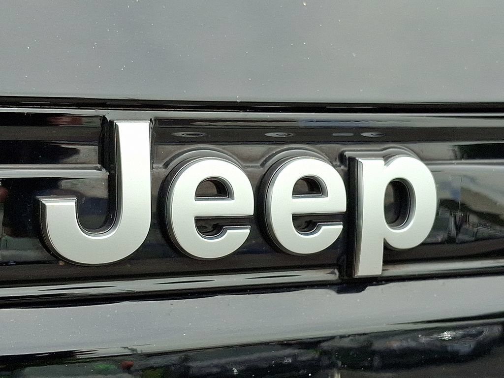 Used 2023 Jeep Grand Cherokee Summit AWD/4WD image 36